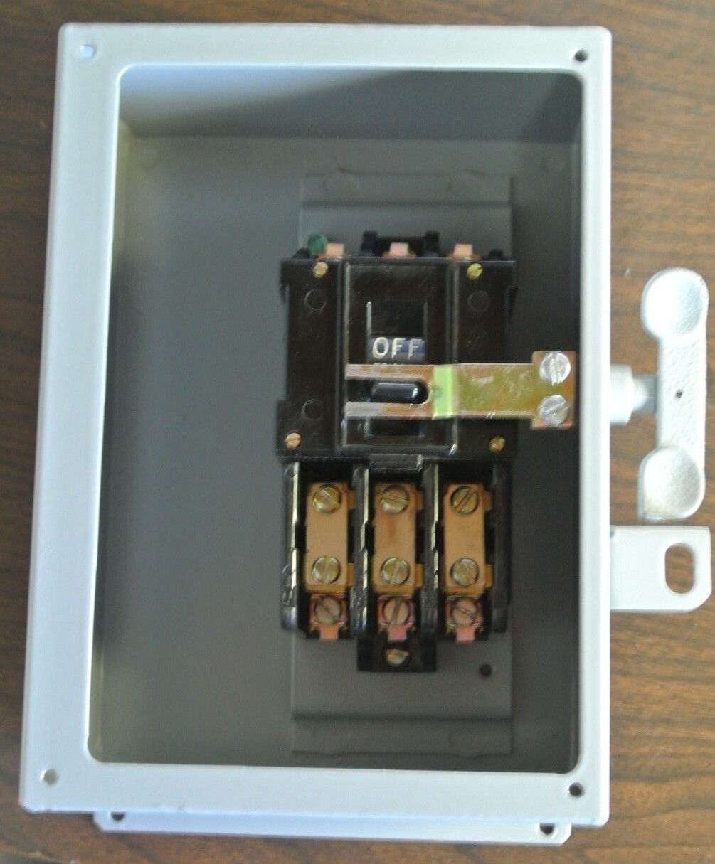 GE CR1062S3BAT3000 - MANUAL MOTOR STARTER, TOGGLE 3-P NO OVERLOAD - NEW SURPLUS