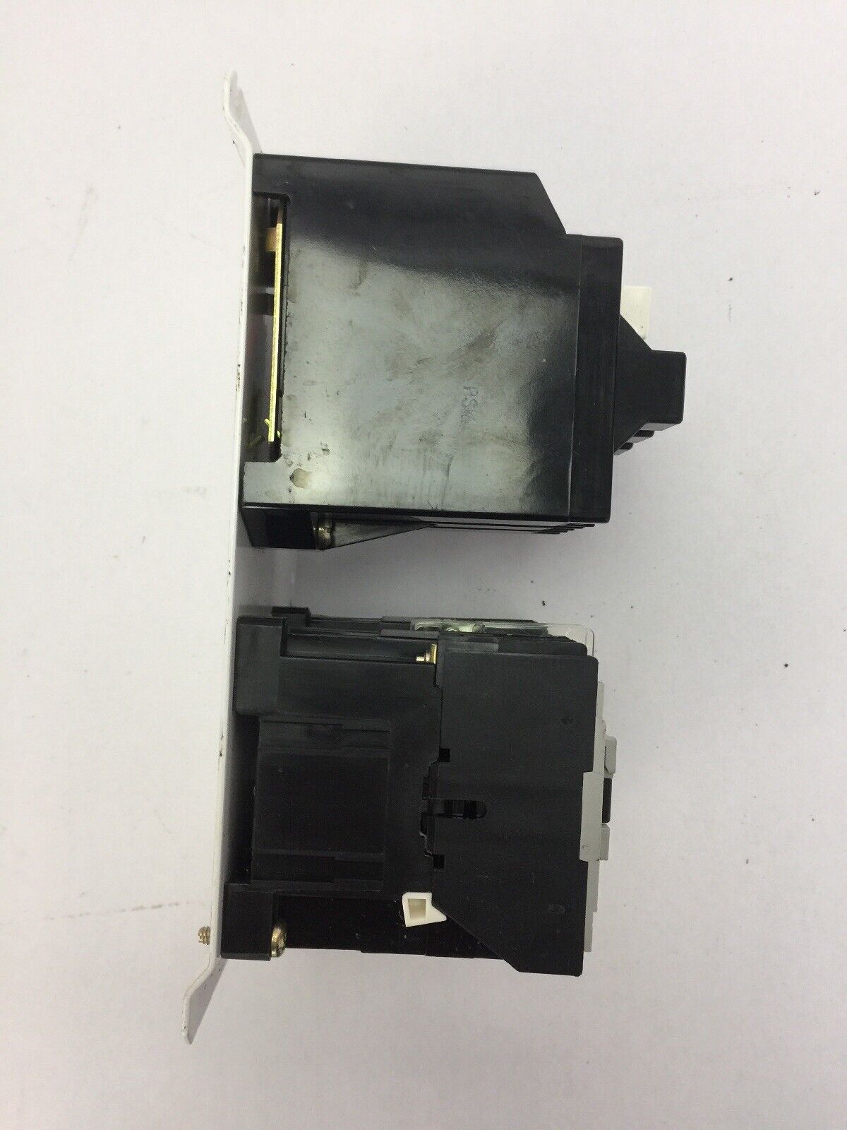 ALLEN BRADLEY 105-A09NDJ0V REVERSING STARTER 100-A09ND3 600VAC 9A 592-J0V16 W31
