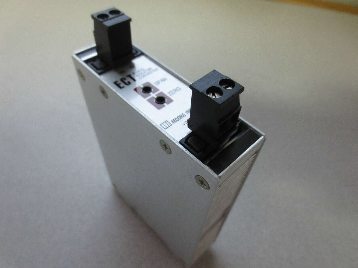 MOORE IND'S ECT/4-20MA/4-20MA/12-42DC-RF-VTD (DIN) SIGNAL ISOLATER CONVERTER