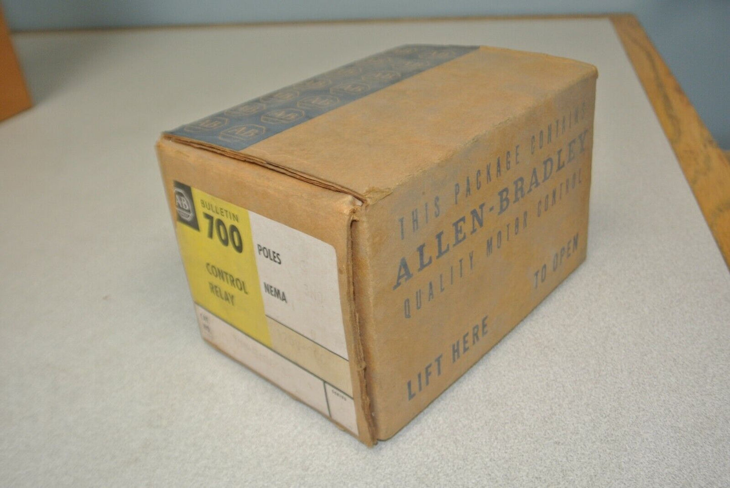 ALLEN-BRADLEY 700-BA300A1, Series A / RELAY / 3-POLE / N.O. / 120V / NEW SURPLUS