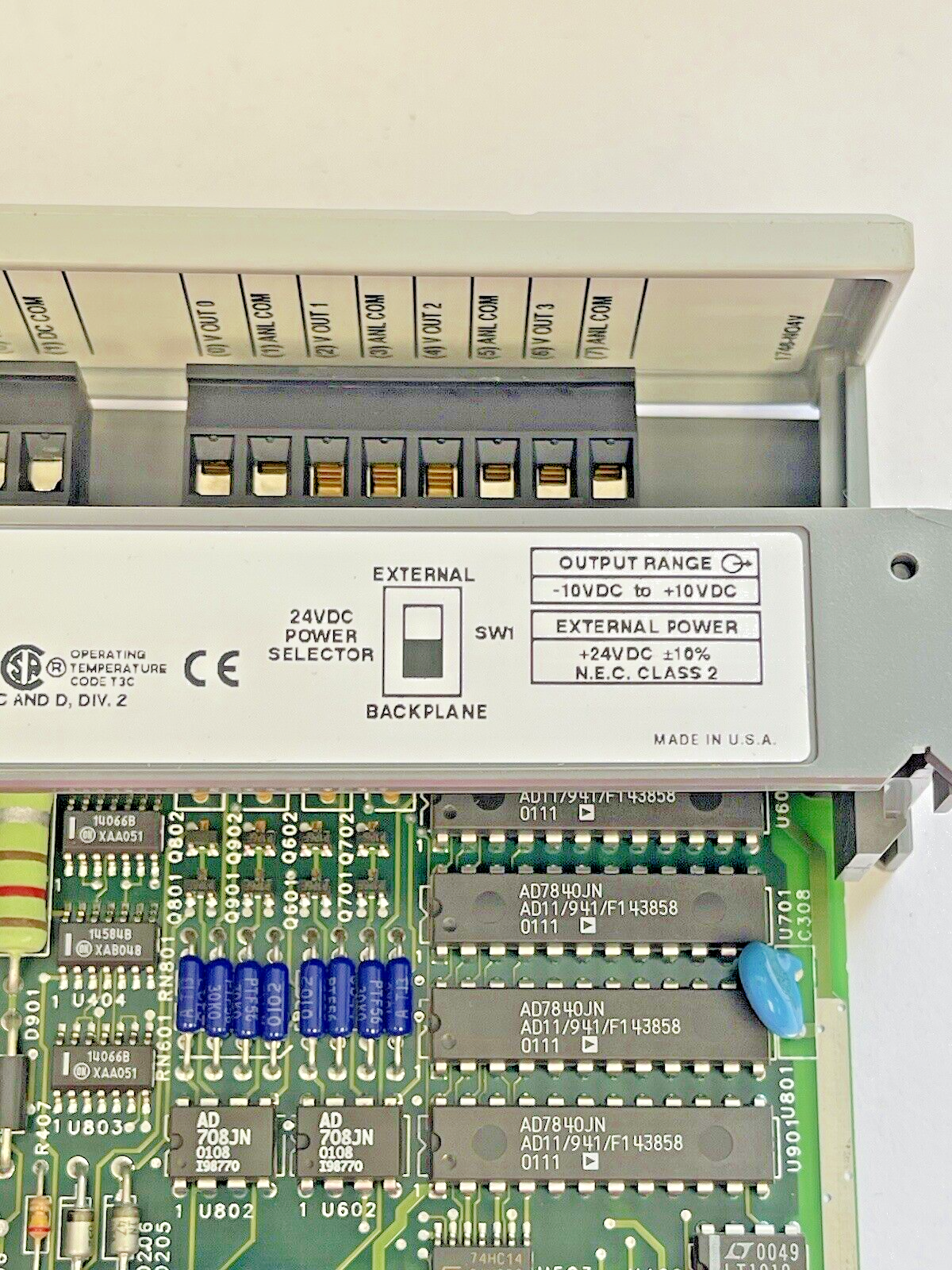 ALLEN BRADLEY - 1746-N04V SER. A - SLC 500 ANALOG OUTPUT MODULE - 24VDC PWR SELE