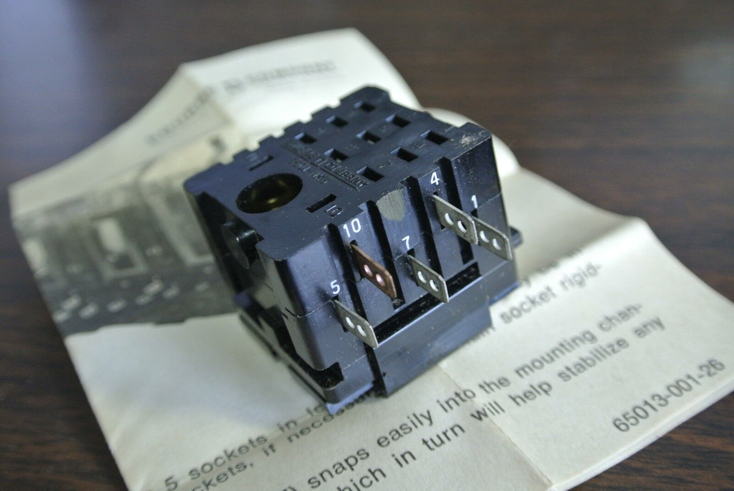 SQUARE D NK-3T - Series C - TRACK-MOUNTED SOCKET - NEW SURPLUS
