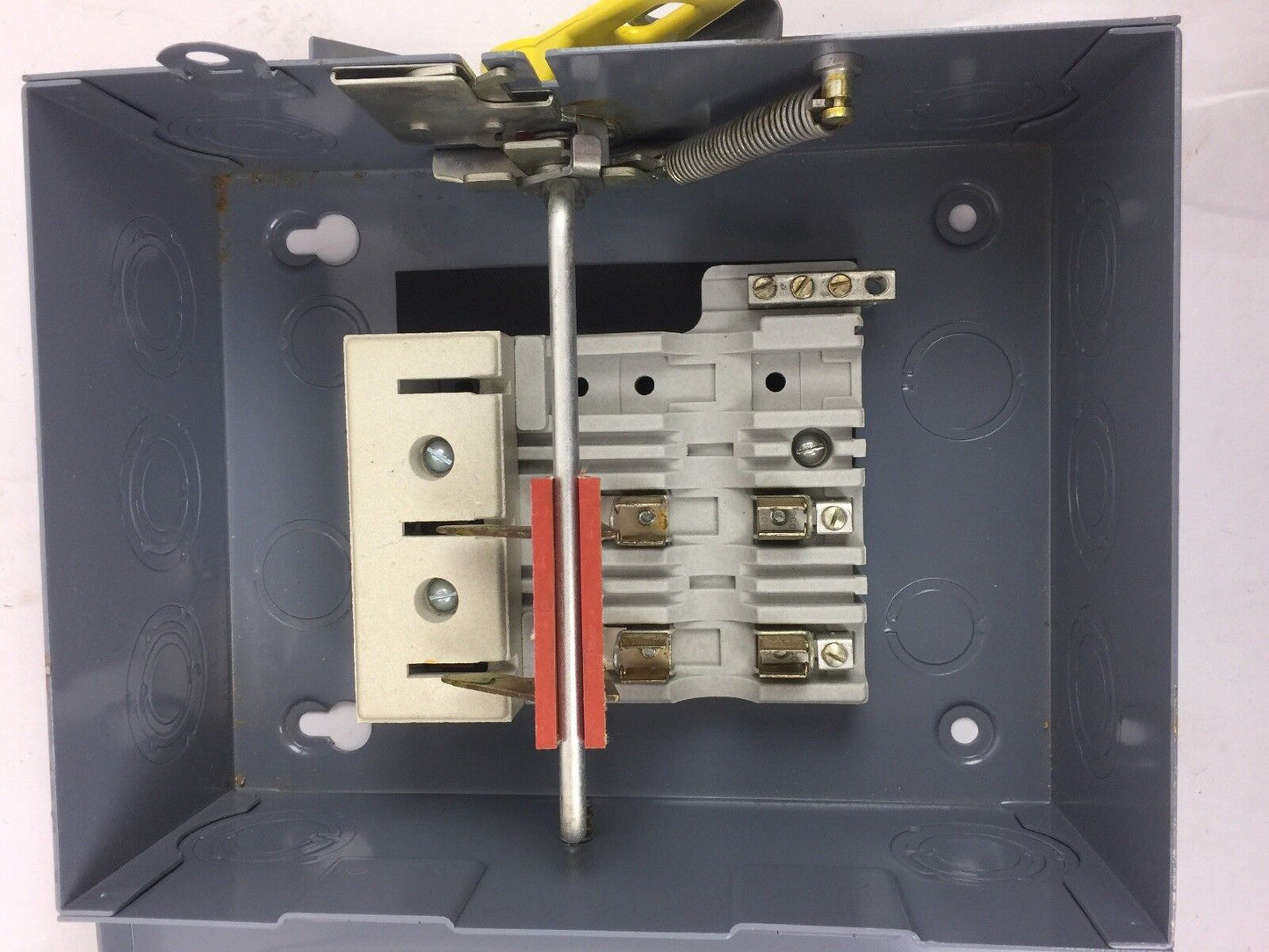 ARROW HART 24209 HEAVY DUTY ENCLOSED SWITCH 3 SN POLES 30 AMPS 125-250V FUSIBLE
