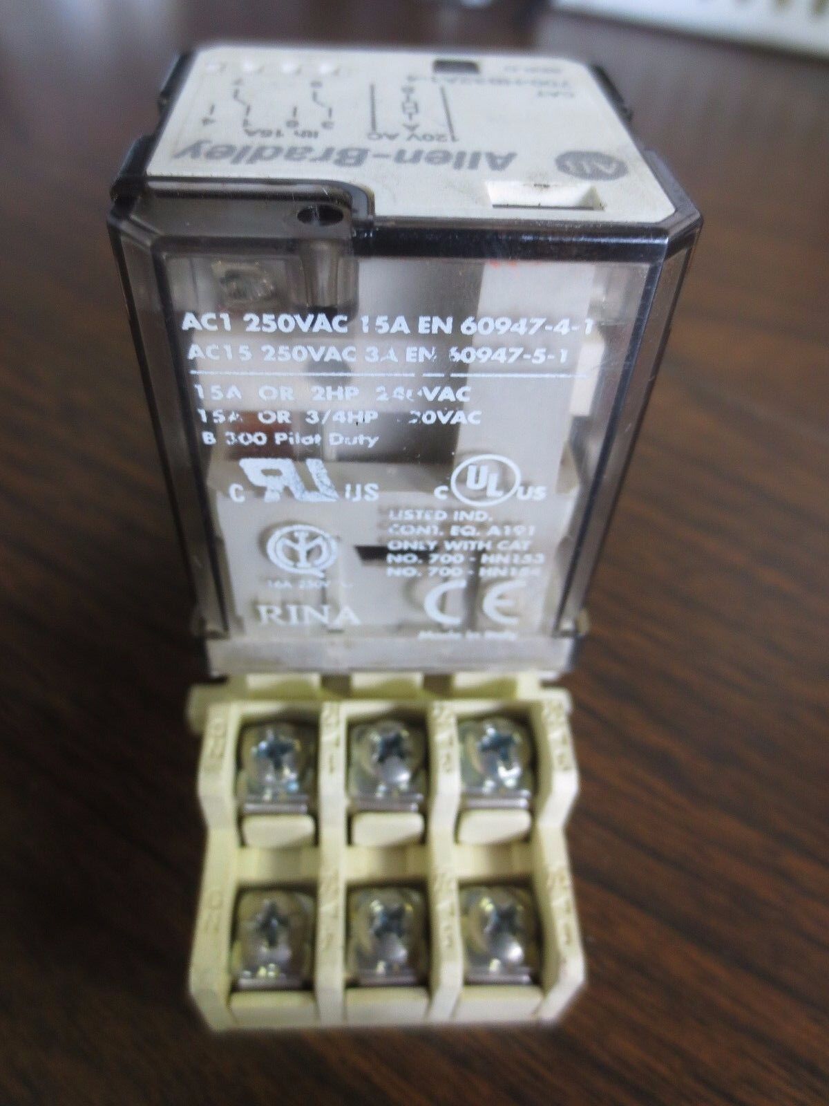 ALLEN-BRADLEY 700-HB32A1-4 Ser. D RELAY + 700-HN154 SOCKET / BASE