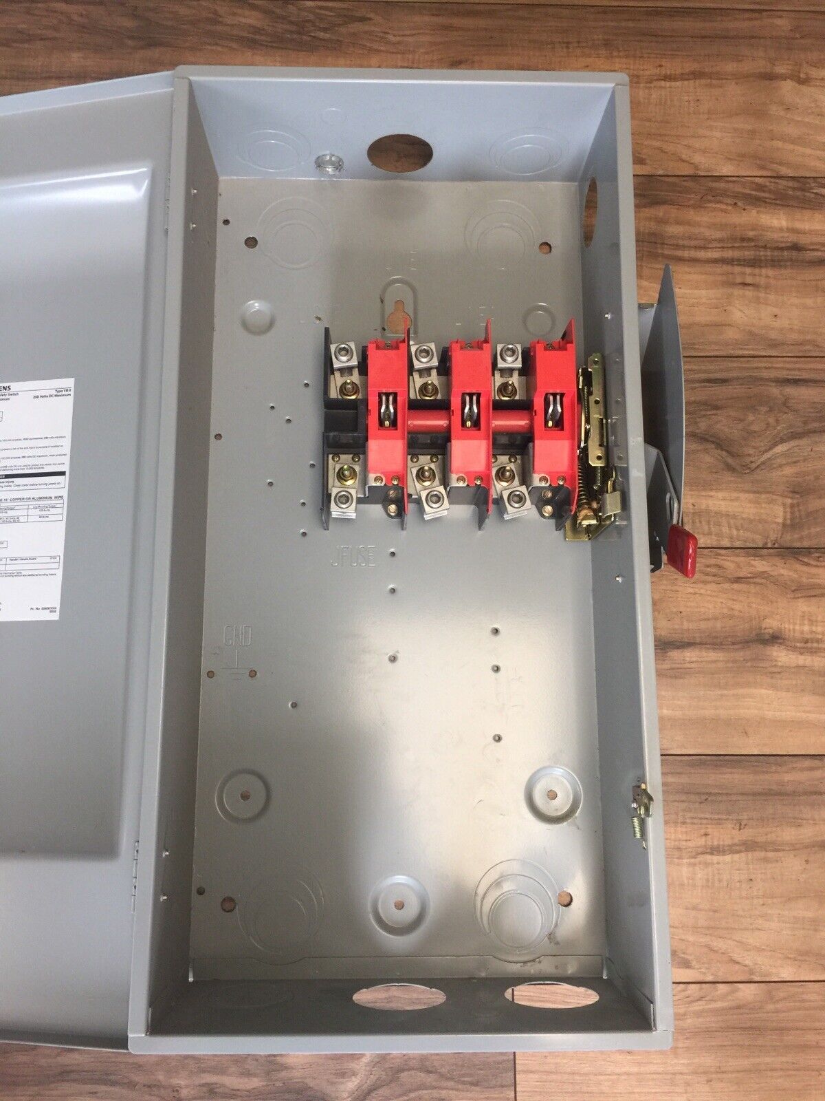 SIEMENS GNF324 NON FUSIBLE SAFETY SWITCH 200A 240VAC 250VDC TYPE BVII 60HP NEMA