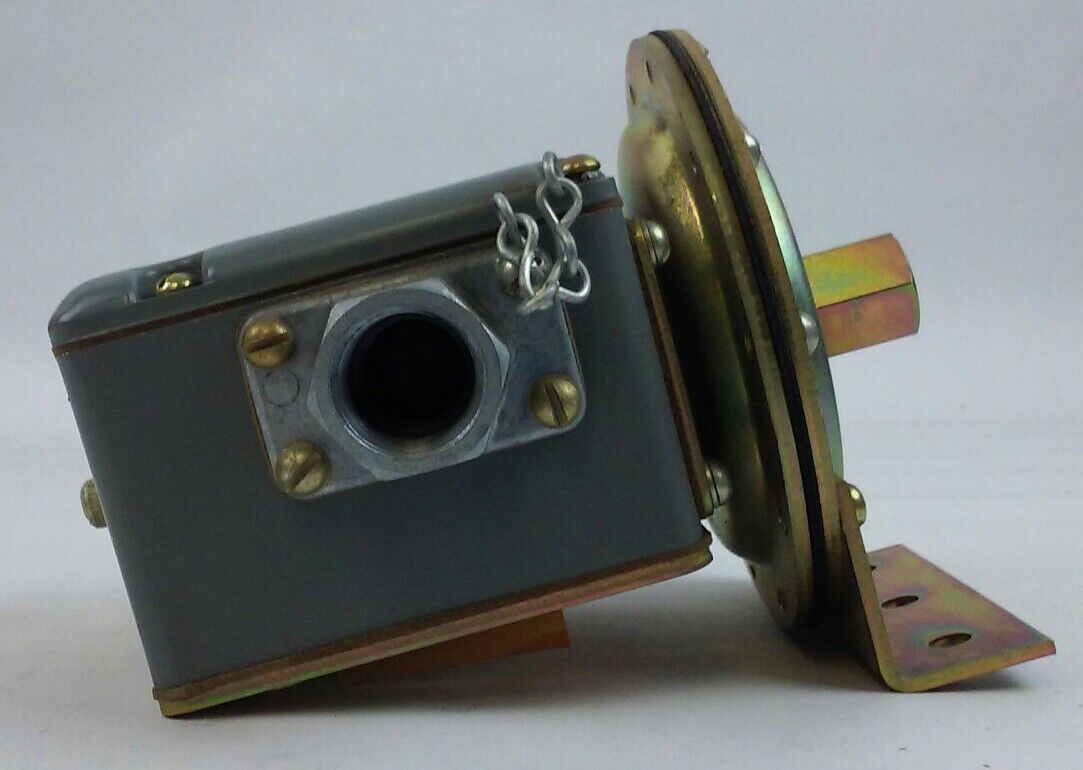 SQUARE D 9012 AMW-1 PRESSURE SWITCH RANGE .25-2.5 PSI DIFFERENTIAL .2-2 PSI