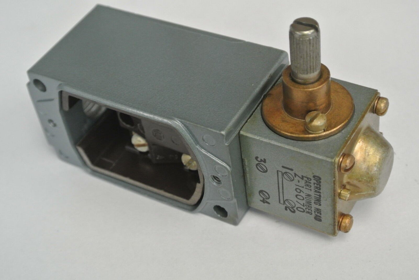 ALLEN-BRADLEY 802T-H2 / OILTIGHT LIMIT SWITCH / SPRING RETURN / NEW SURPLUS