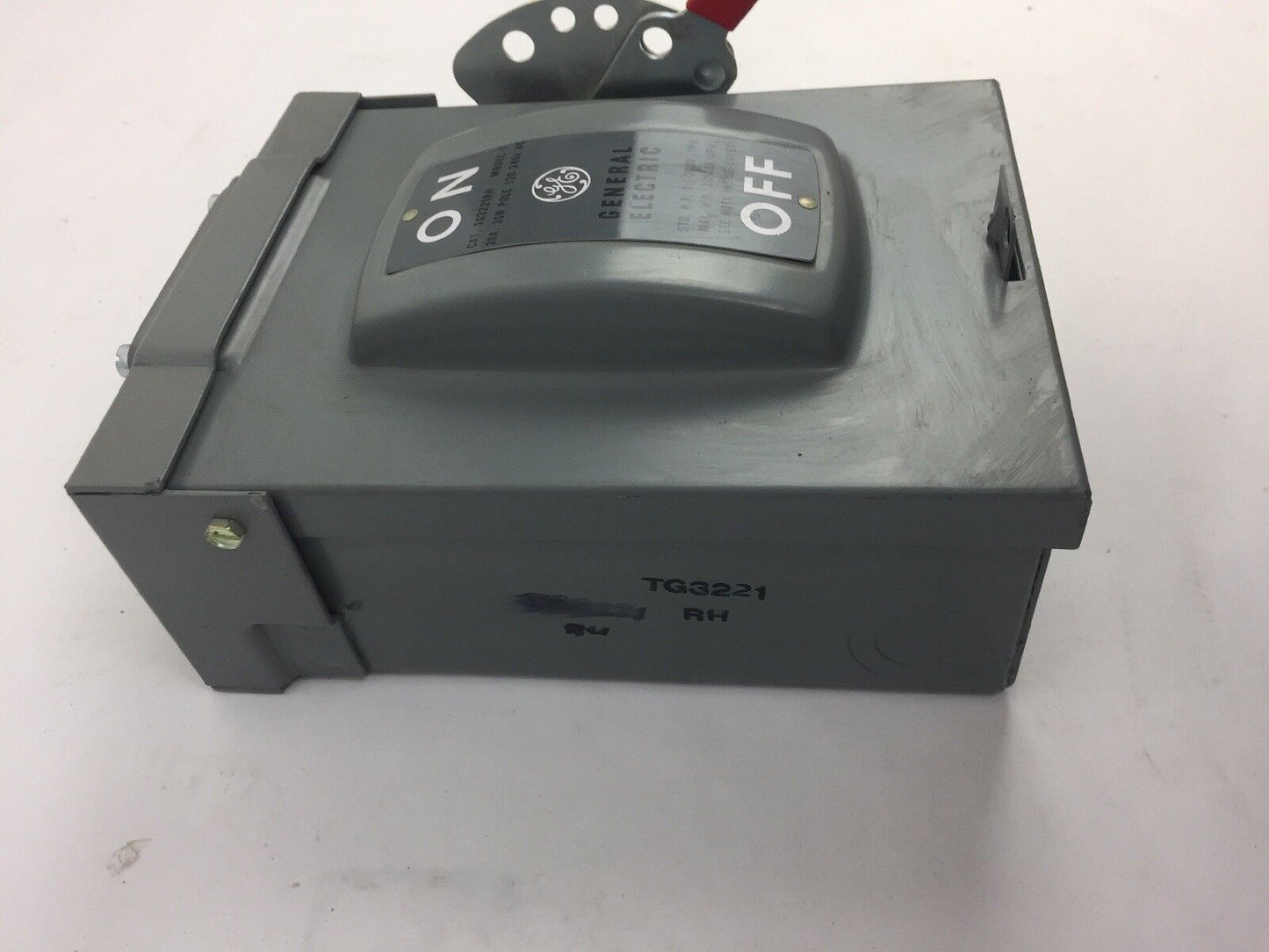 GE TG3221RH GENERAL DUTY SAFETY SWITCH 3SN POLES 120-240 VOLTS 240AC 30AMPS