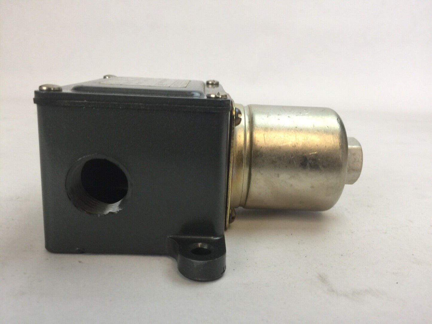 UNITED ELECTRIC CONTROLS J6 9515 142 PRESSURE SWITCH 0-18PSI 5AMP 125/250VAC