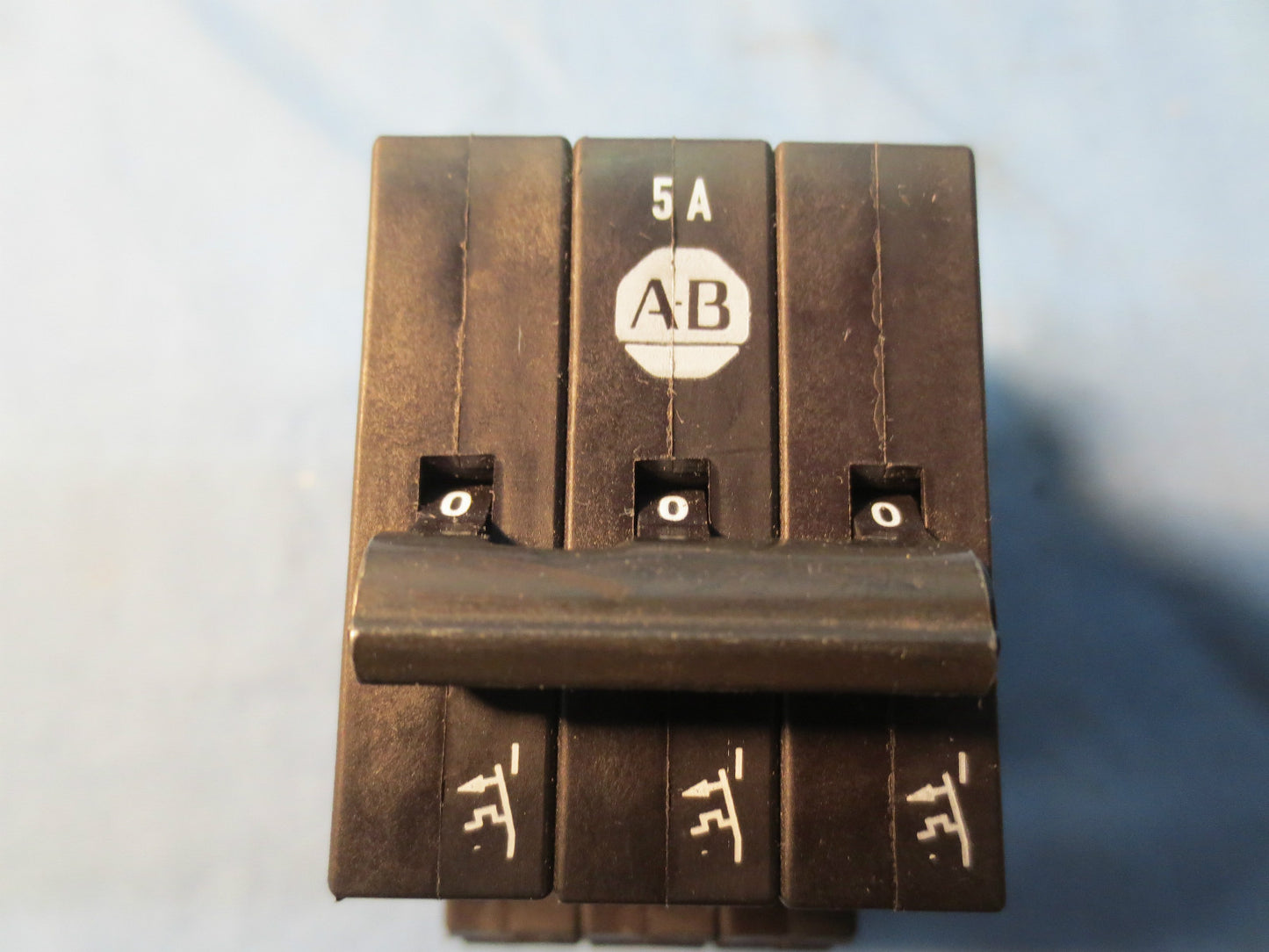 ALLEN-BRADLEY 1492-GS3G050 Ser. A CIRCUIT BREAKER 5AMP 277/480VAC 65VDC 3-POLE