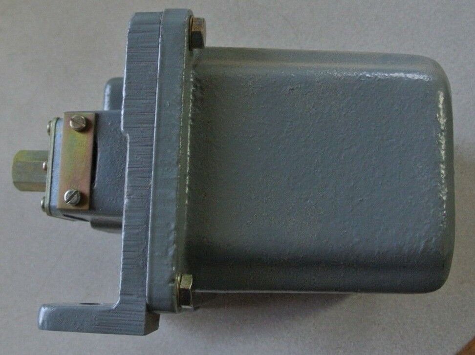 SQUARE D 9012 GAR26 MACHINE TOOL PRESSURE SWITCH, TYPE G - NEW SURPLUS