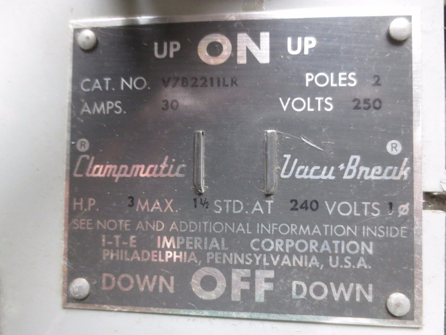 I-T-E V7B2211LR TWIN PANELBOARD / VACU-BREAK PANEL SWITCH - 250V, 30A, 3 POLE