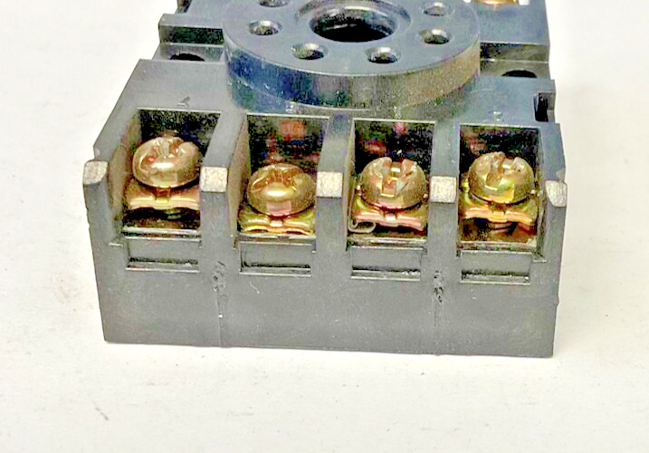 YOUNG ELECTRONICS NDS 8 RELAY SOCKET 10A 300V***LOTOF8***