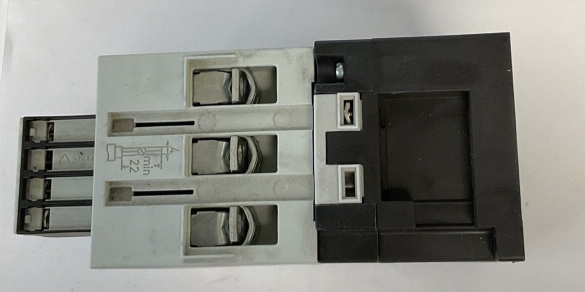 SIEMENS 3RT1045-1AB00 CONTACTOR 600V 24VDC 50HZ W/ 3RH1921-1HA22