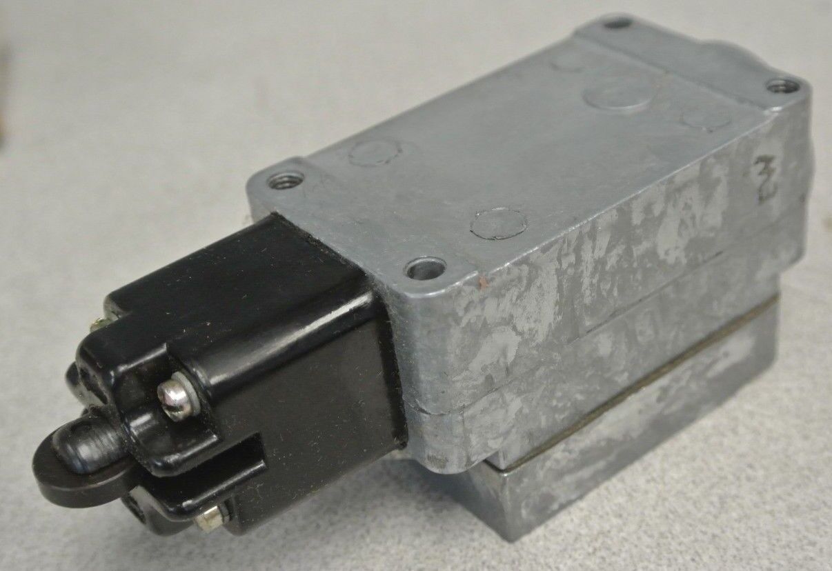 GENERAL ELECTRIC CR9440K1M1 TRACK-PUSH LIMIT SWITCH 10A, 600V - NEW SURPLUS