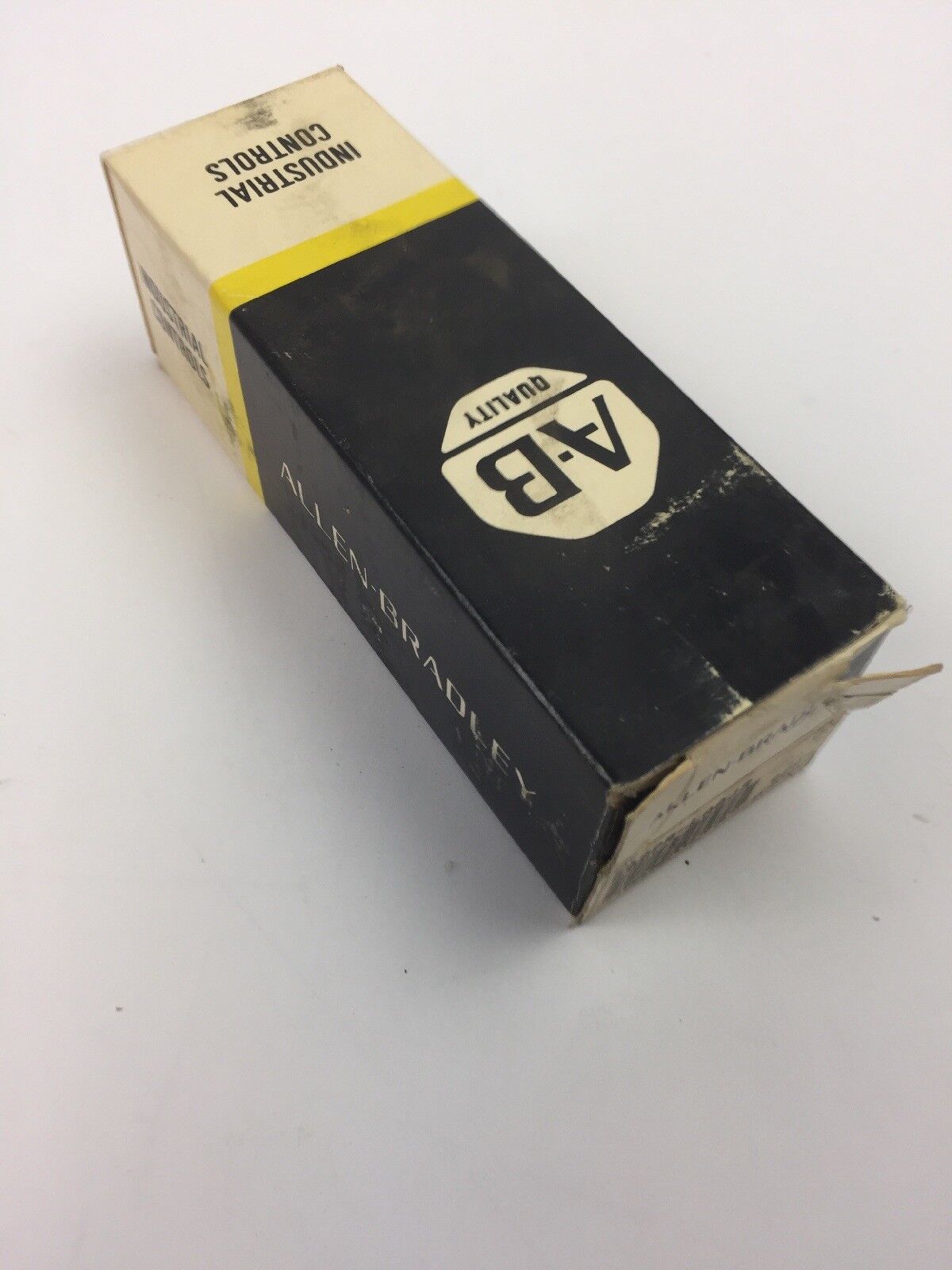 ALLEN BRADLEY 802PR-LAAJ3 SELF-CONTAINED PROXIMITY SWITCH 102V-132V 50/60 HZ