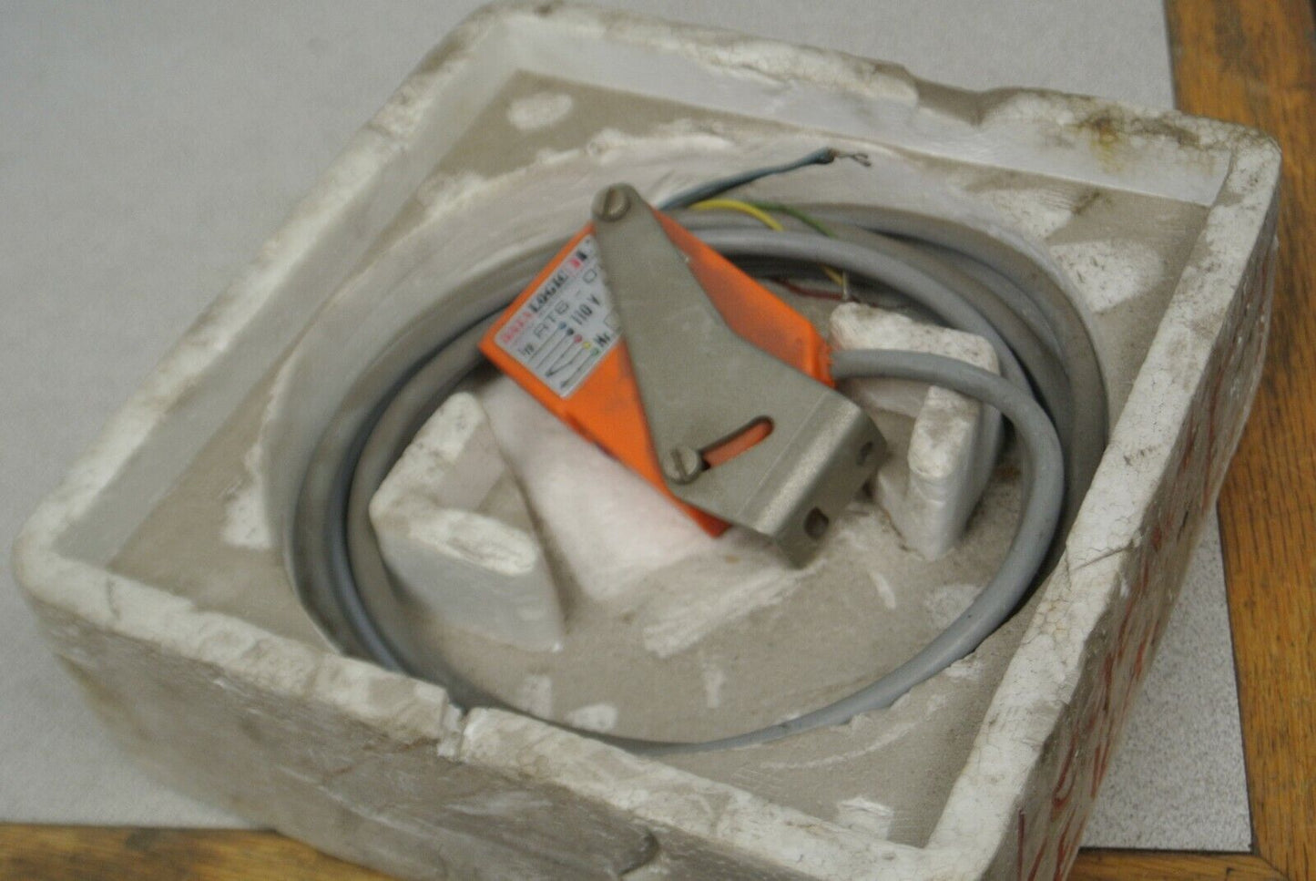 R.B. DENISON DATA-LOGIC RT6-01 PHOTOELECTRIC SENSOR / 110V, 50Hz / NEW SURPLUS
