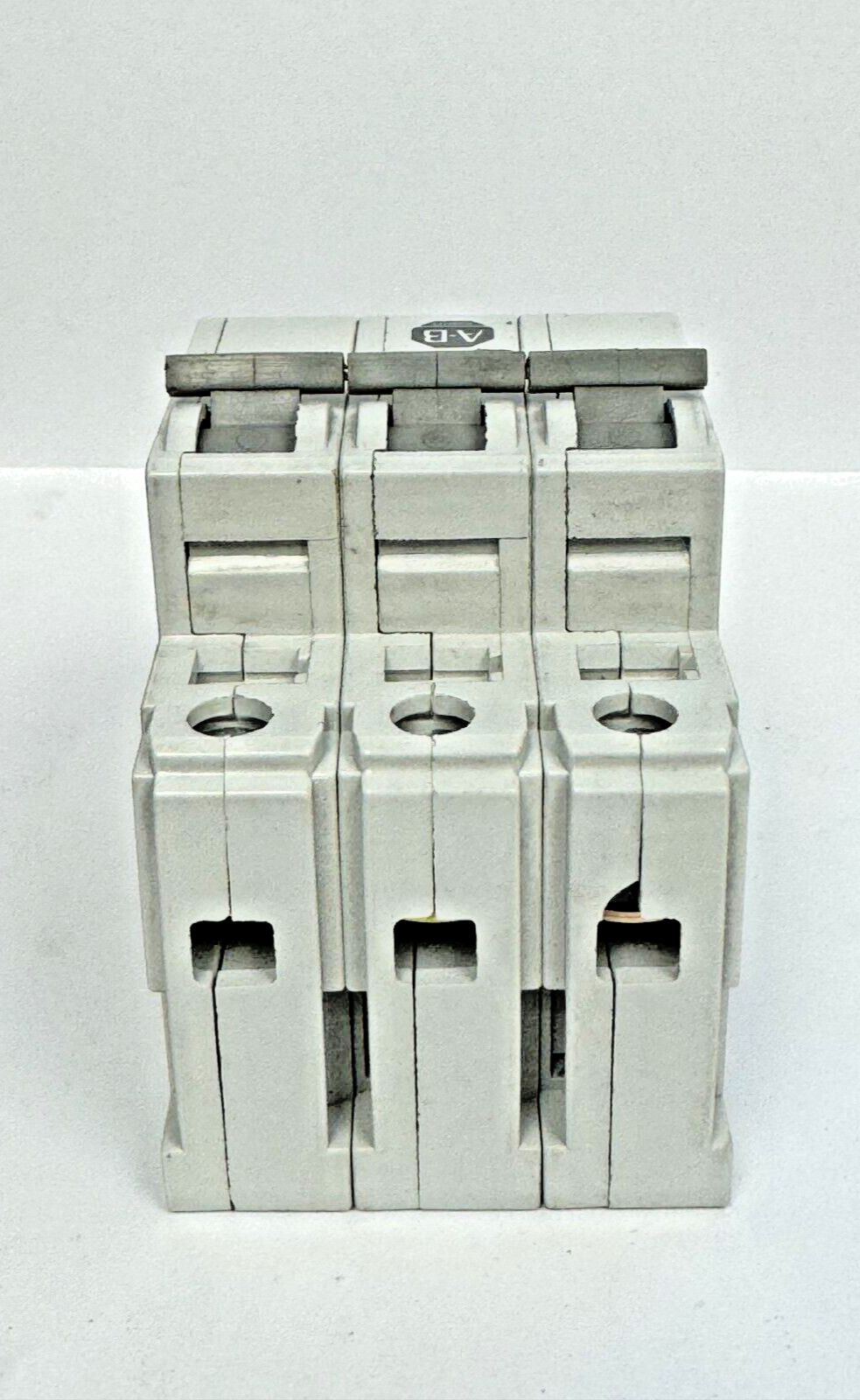 ALLEN-BRADLEY - 1492-CB3-G200 SER. C - MOTOR CONT. - 3 P, 20 A, 277 V, 10HP, 3PH
