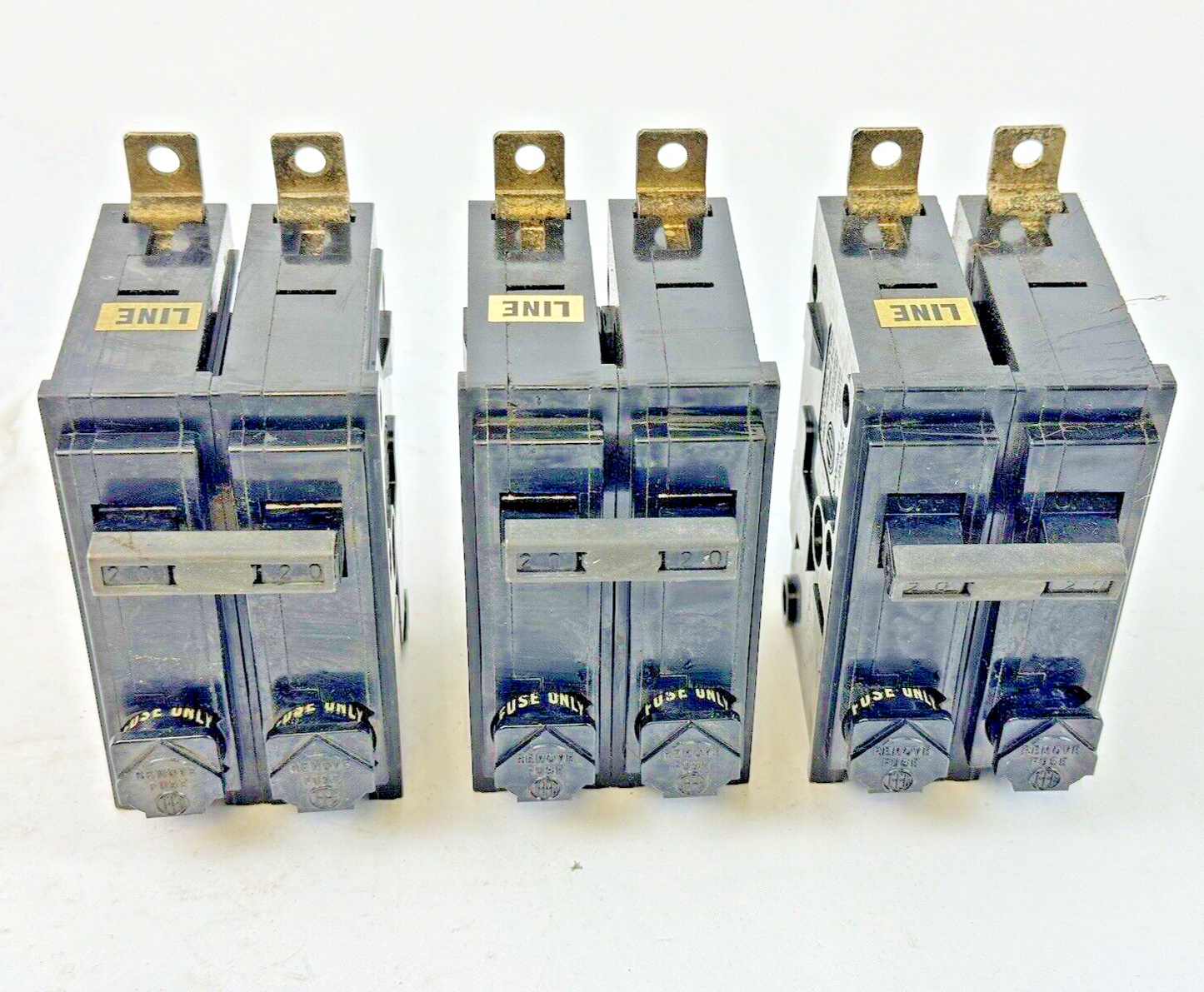 SIEMENS / ITE *BOX OF 3* - CC2B020 - CIRCUIT BREAKER - 2 POLE/277VAC/20A - NEW