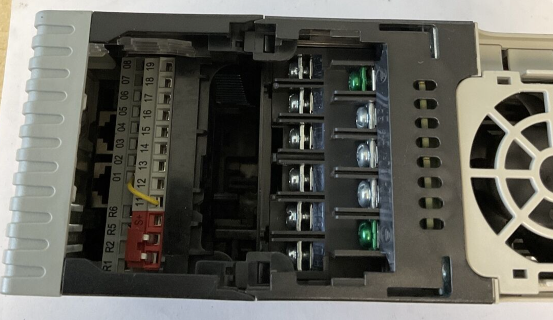 ALLEN BRADLEY 25B-D2P3N104 POWERFLEX SER.A FRN6.001 3PH 480V 63HZ 1.0HP