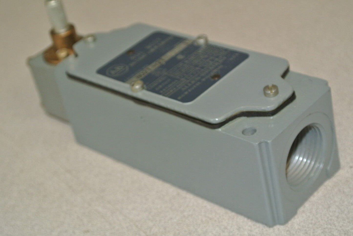 ALLEN-BRADLEY 802T-H2T OILTIGHT LIMIT SWITCH LEVER TYPE, 4-CIRCUIT / NEW SURPLUS