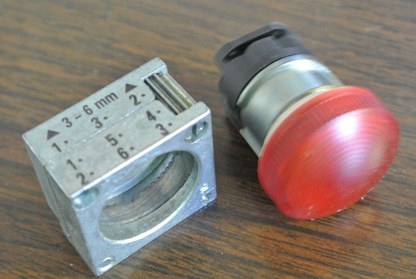 SIEMENS 3SB3501-6BA20 - PILOT LIGHT w/ CONC. RING - RED - NEW SURPLUS