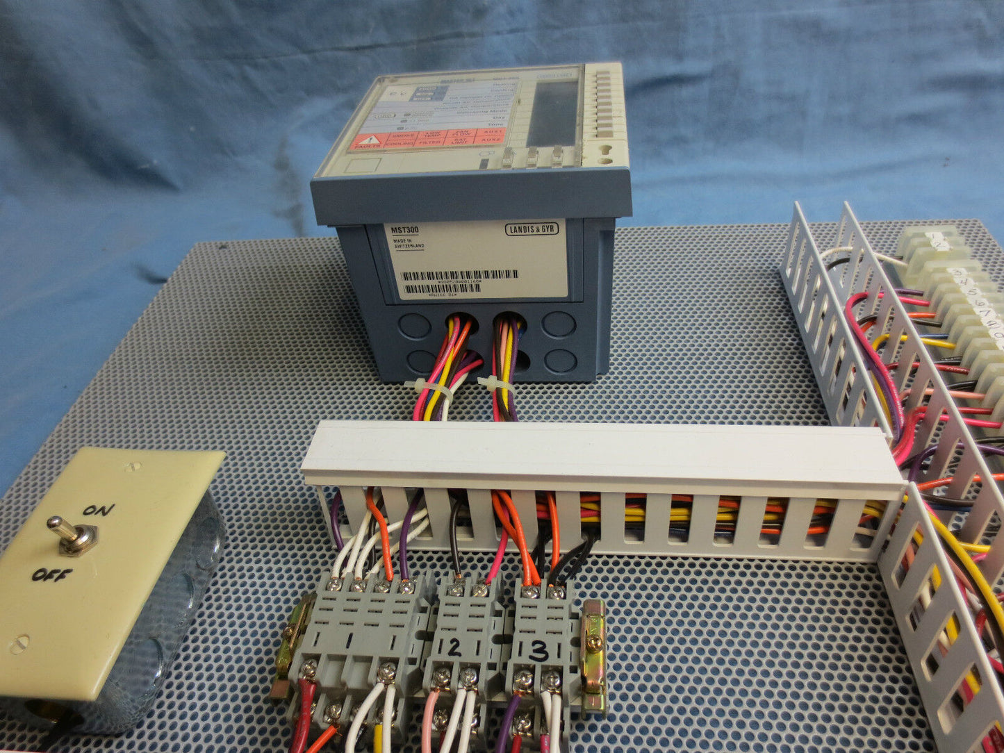 LANDIS & GYR MASTER-SET MST 300 HVAC CONTROLLER / BOARD / SWITCH / ASSEMBLY