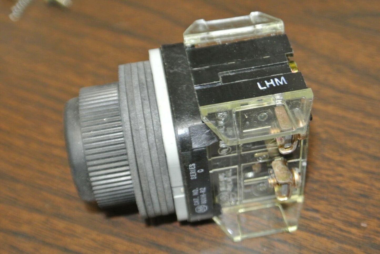 ALLEN-BRADLEY 800H-R2A2 MOMENTARY CONTACT PUSH BUTTON / BLACK / NEW SURPLUS