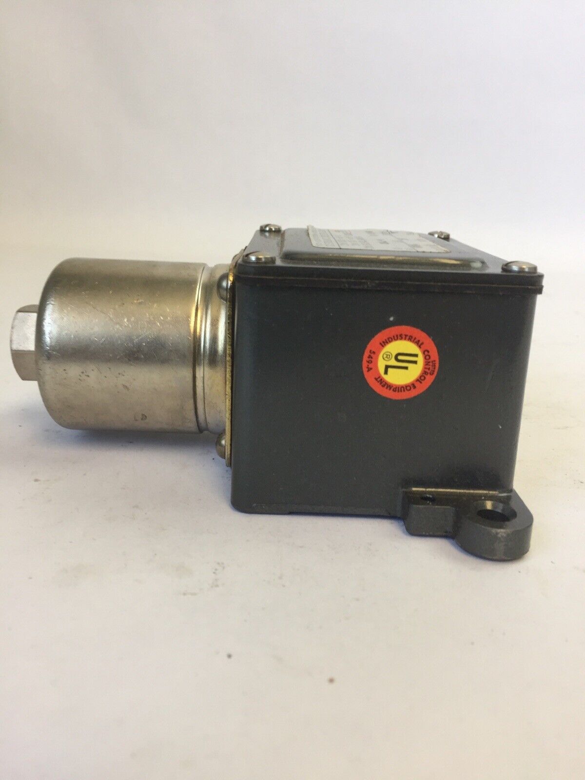 UNITED ELECTRIC J6 9508 142 PRESSURE SWITCH 15A 125/250VAC 1/8HP 125VAC 1/4HP