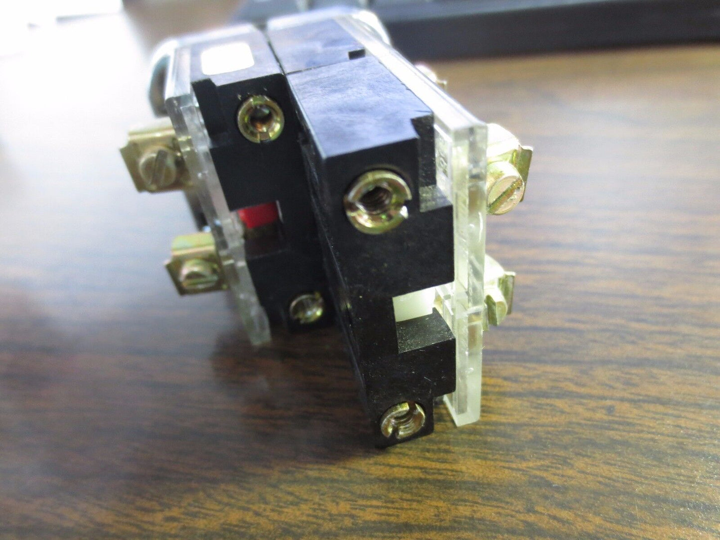 FURNAS 52SA2GAB Ser. F - THREE-POSITION SWITCH, CENTER OFF + 52BAJ