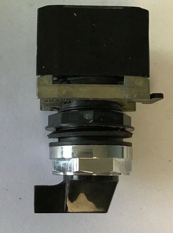 CUTLER HAMMER E22VBM3H SELECTOR SWITCH 3POS 6A 110V