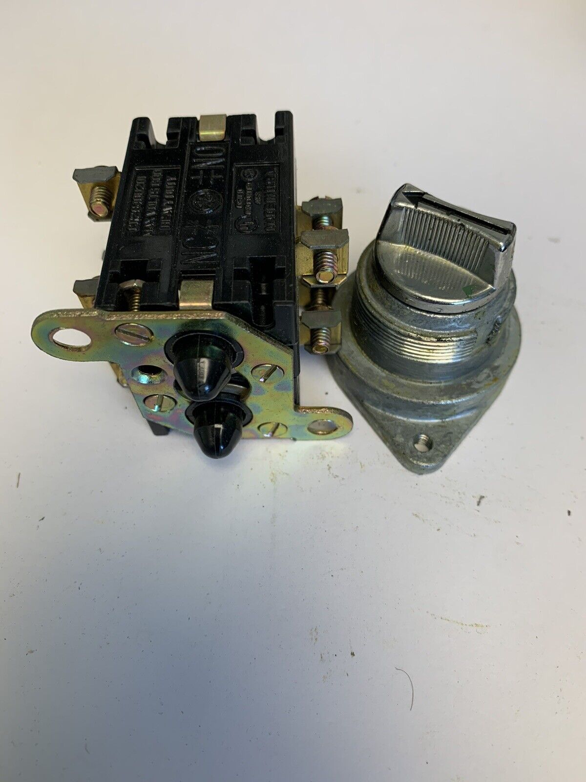 General Electric Heavy-Duty Oiltight Selector Switch CR2940UB203E