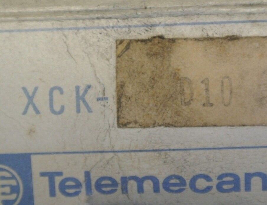 TELEMECANIQUE XCK-D10 LIMIT SWITCH PLUNGER-TYPE HEAD - NEW SURPLUS