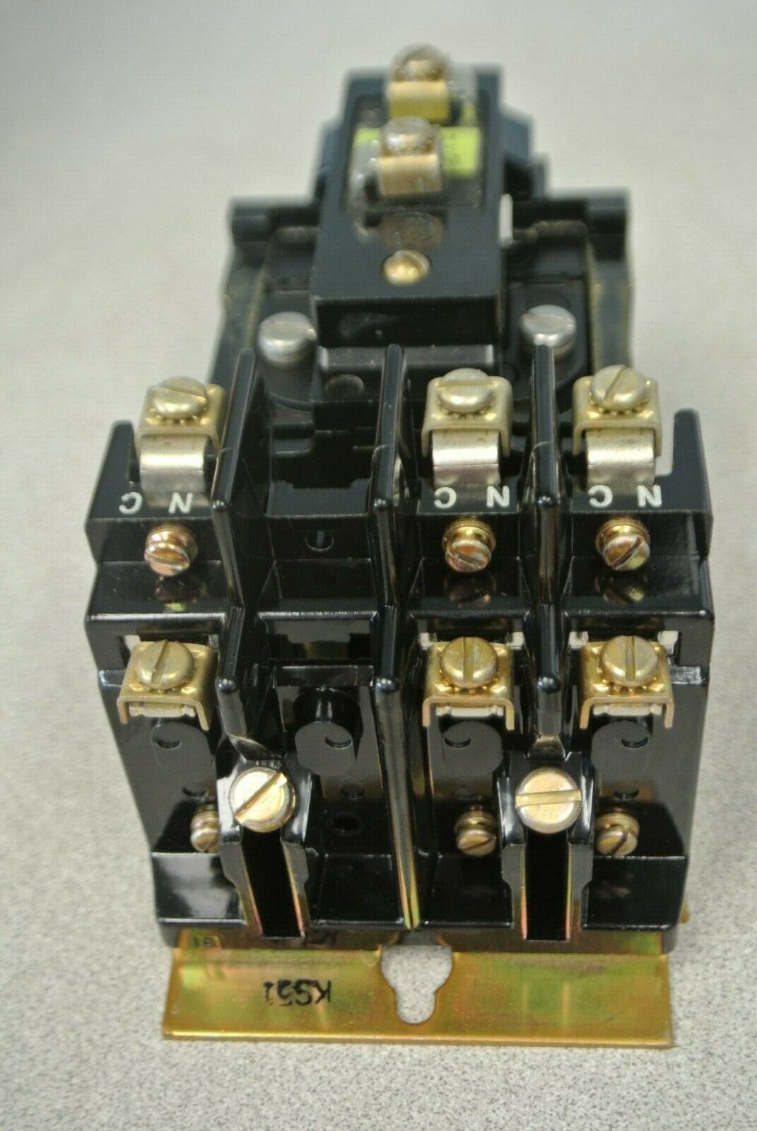 ALLEN-BRADLEY 700-BR030A2 TYPE BR AC RELAY / 240V, 60Hz / 3 N.C. / NEW SURPLUS