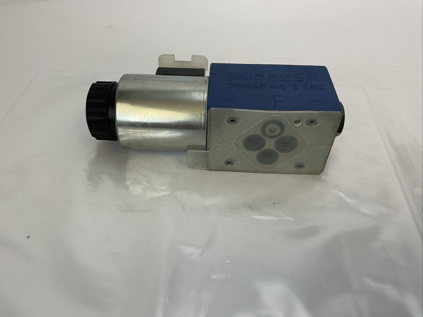 REXROTH R900915069 DIRECTIONAL CONTROL VALVE 24VDC