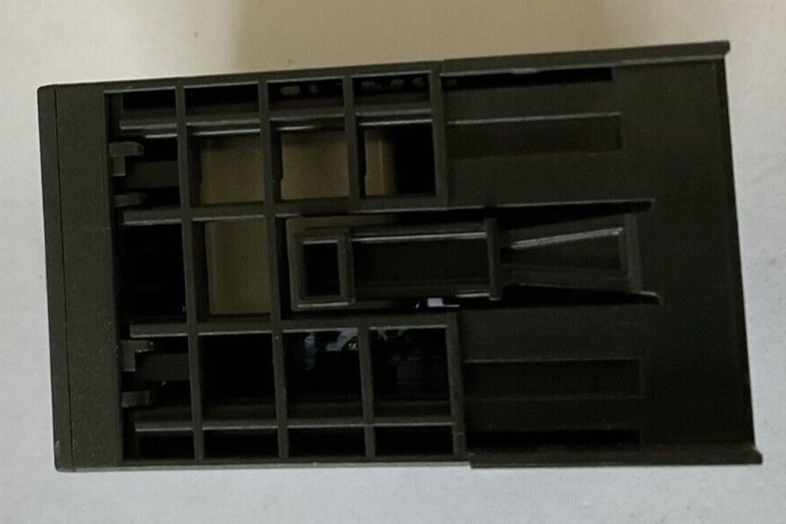 SIEMENS 6ES7 138-4FR00-0AA0 RELAY OUTPUT MODULE 230V 5A