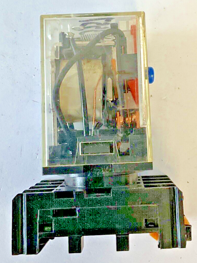OMRON MK2PN-S RELAY 10A W/YOUNG NDS 8 BASE 300V 10A** LOTOF2**