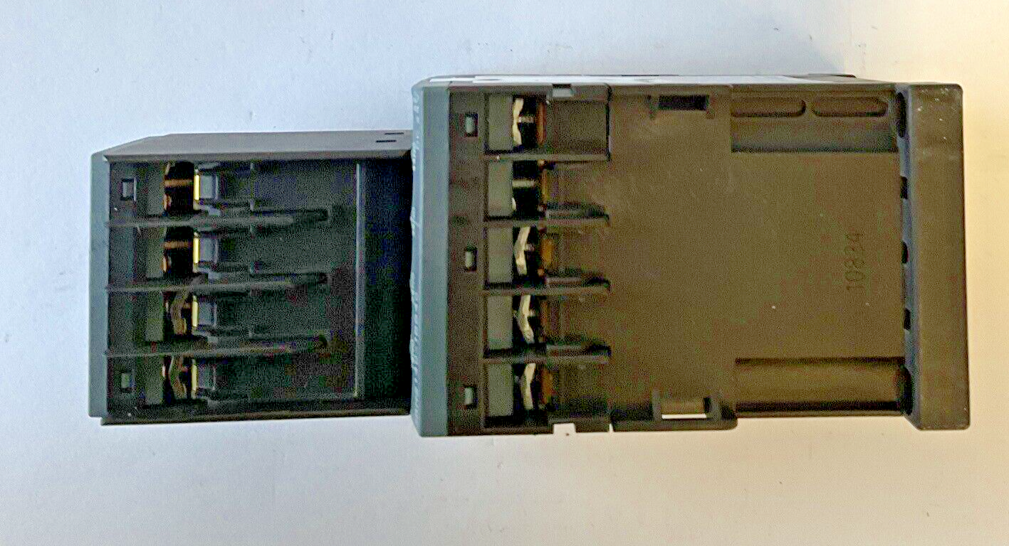 SIEMENS 3RH2140-1BB40 CONTACTOR W/33R2911-1GA40 AUX CONTACT 50/60HZ