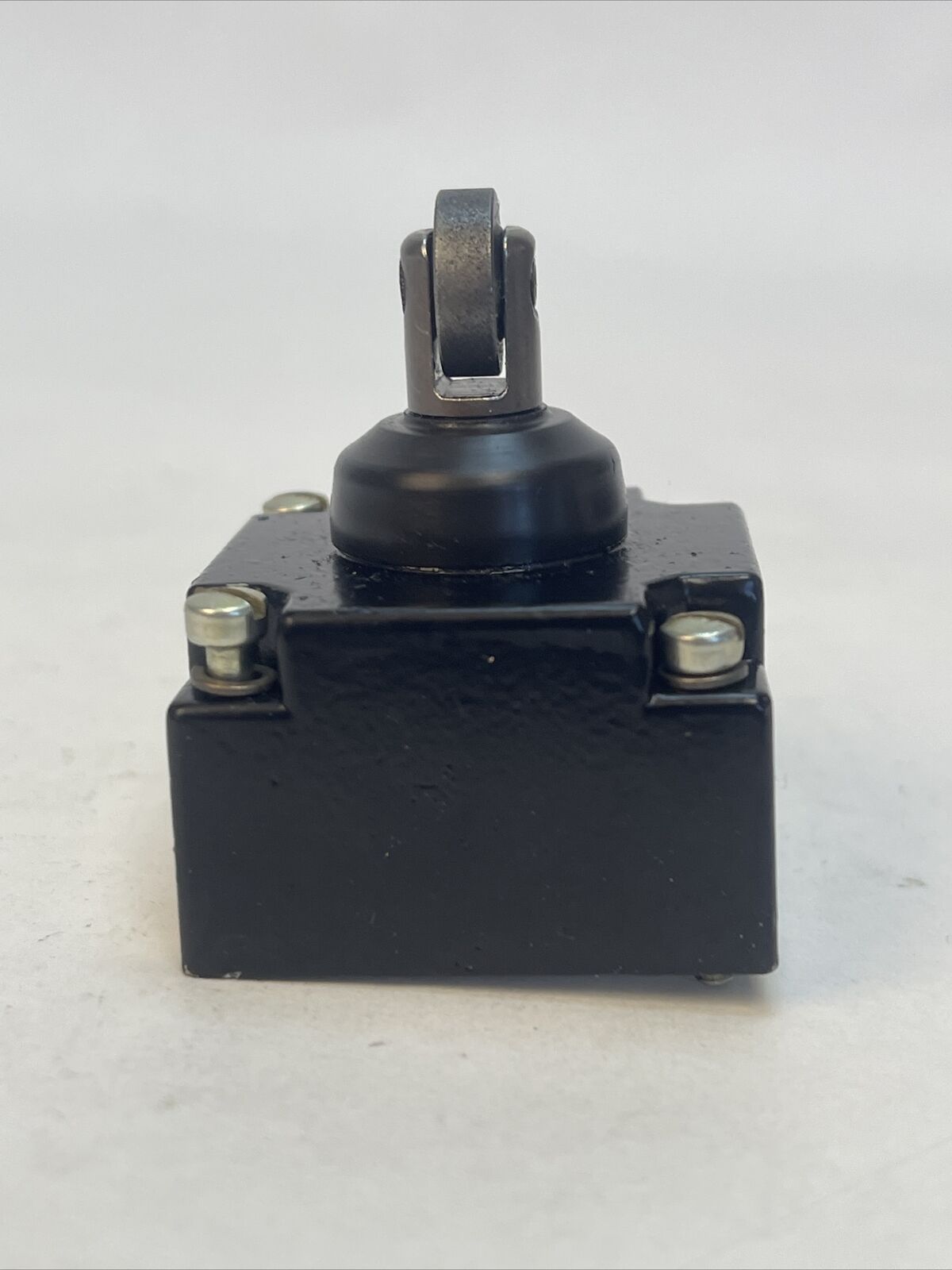 GE CR215GH87 TOP ROLLER PLUNGER HEAD ONLY WITH VITON SEALS FOR PLUG IN LIMIT SWI