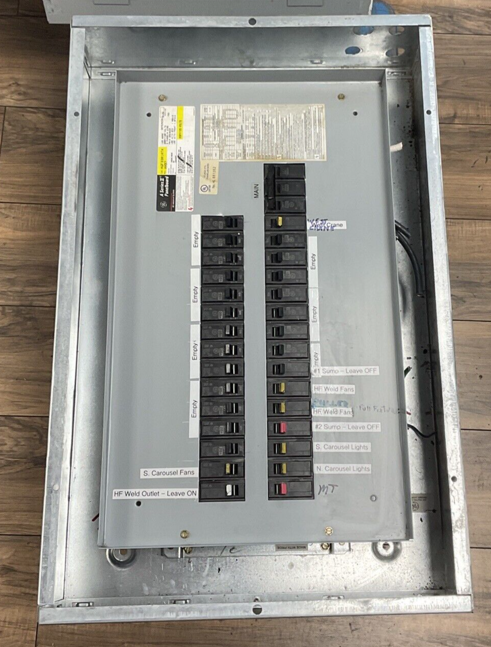 GENERAL ELECTRIC AQF3301ATX PANELBOARD 125A 3PH 208Y/120VOLTS