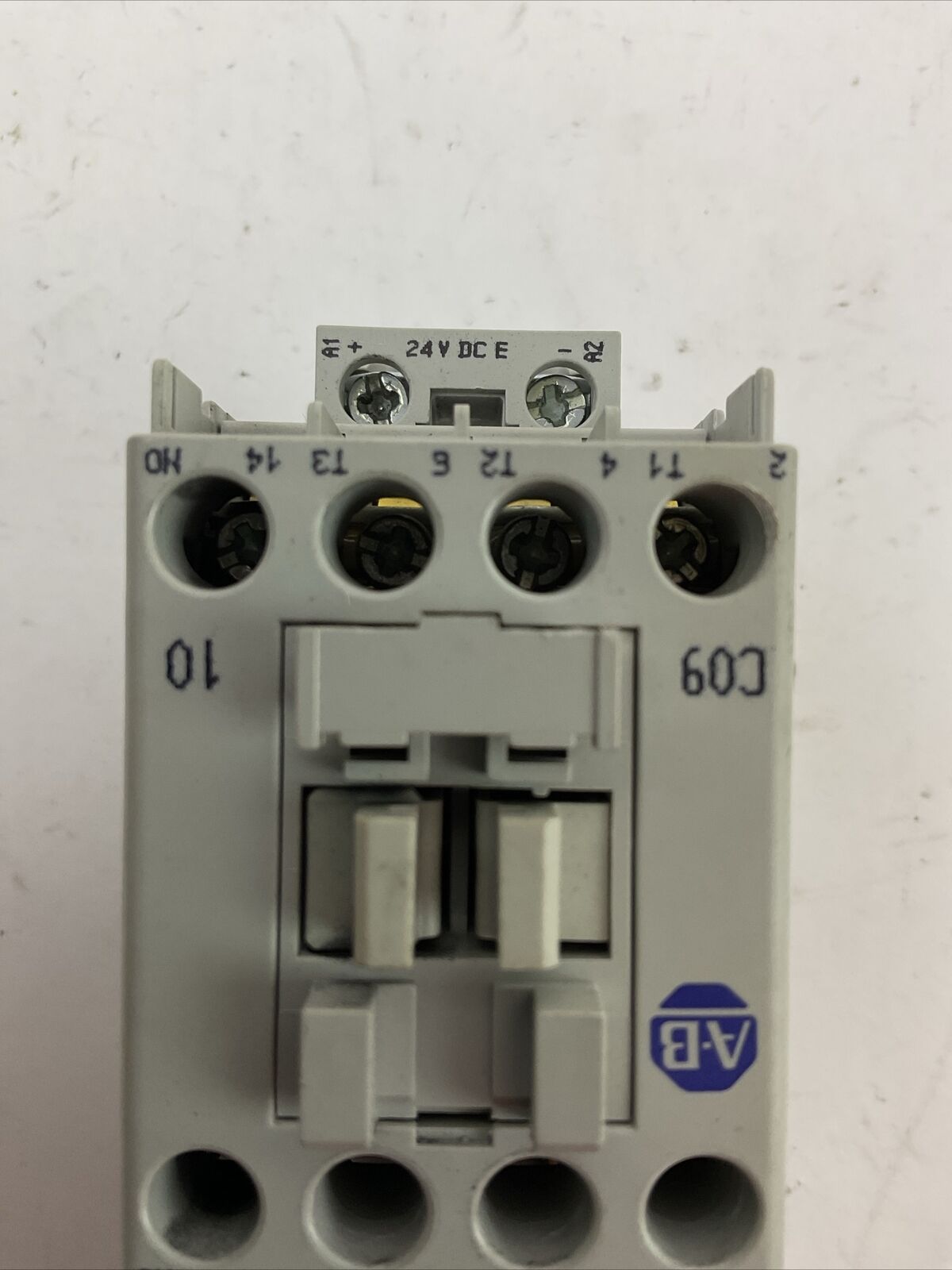 ALLEN BRADLEY ECONOMY STARTER (140M-C2E-B16 1.0-1.6A + 100-C09E*10 COIL 24VDC)