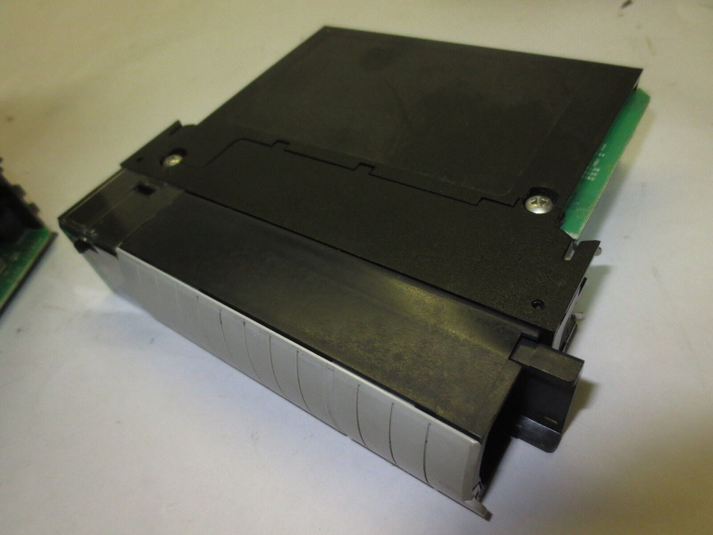 ALLEN-BRADLEY 1756-OV16E/A Ser. A CONTROLLOGIX DC OUTPUT16 PT24VDC SINK 10-30VDC