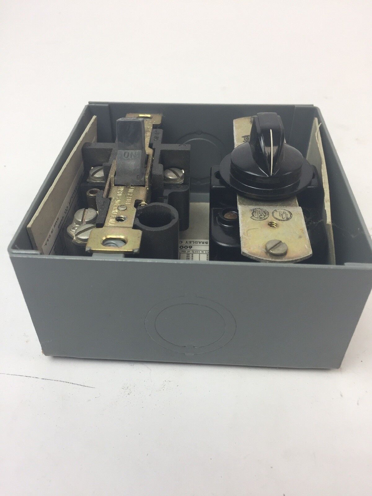 ALLEN BRADLEY 600-TAX218 MANUAL STARTING SWITCH W/ SELECTOR SWITCH & PILOT LIGHT