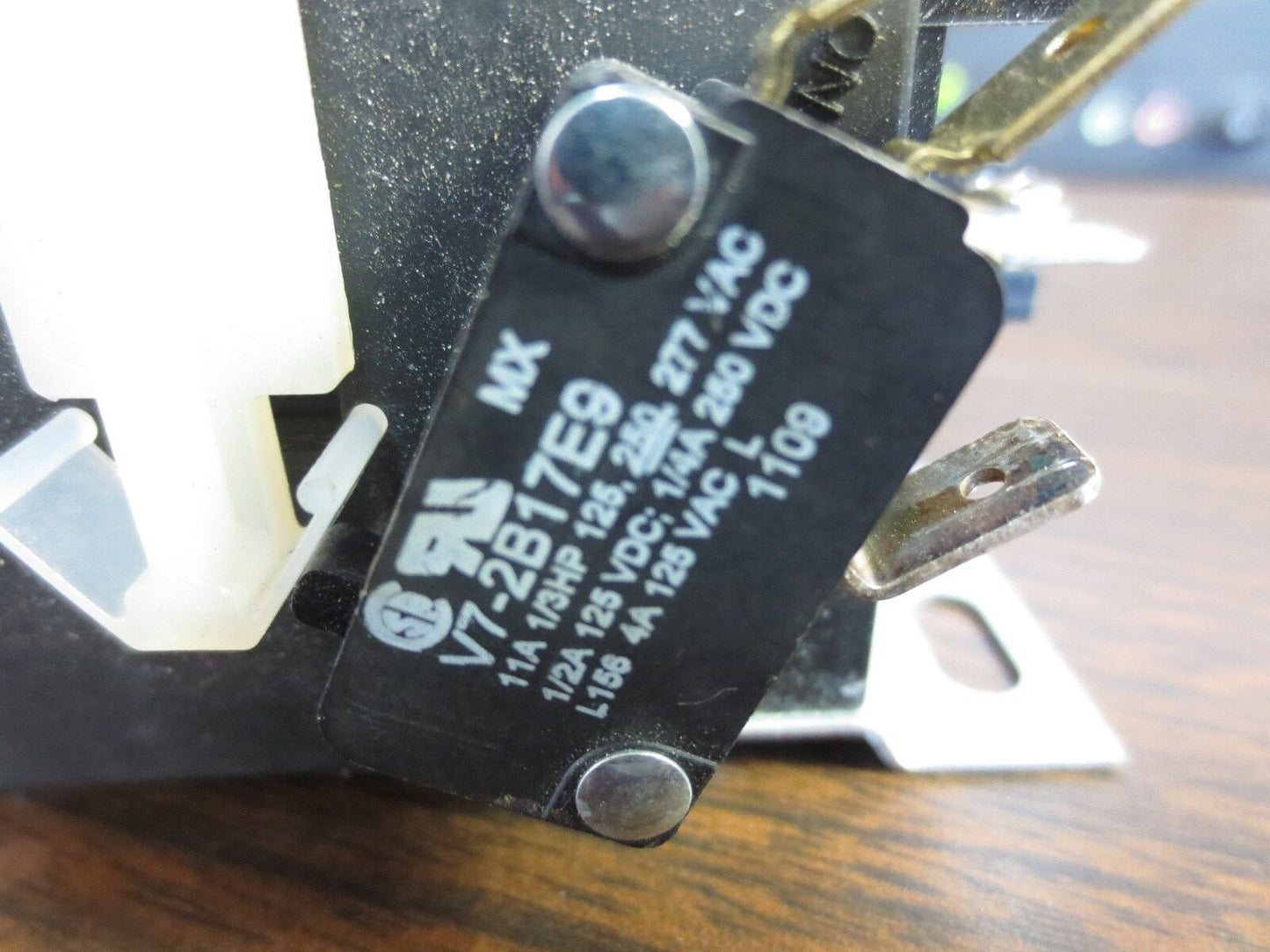 TOTALINE P282-0632 CONTACTOR 120V COIL 75A 600V w/ V7-2B17E9 SWITCH (2)
