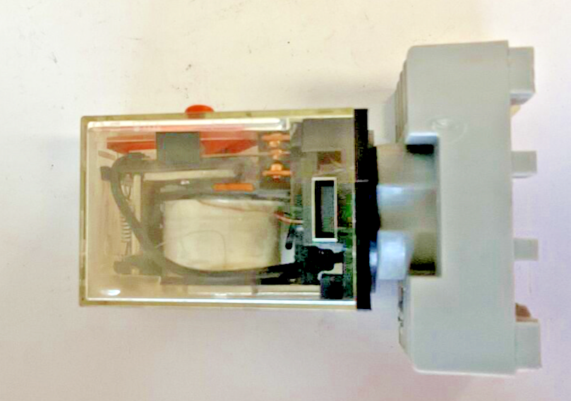OMRON MK2PN-S RELAY 10A W/ALLEN BRADLEY 700-HN125 BASE SER.A 10A** LOTOF2**