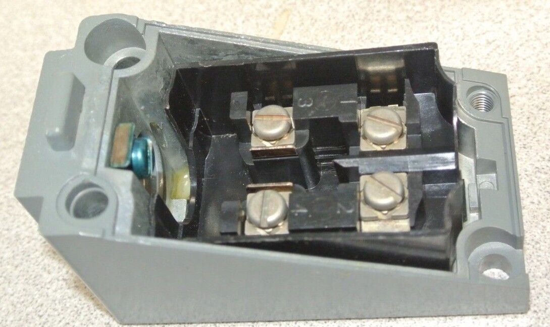 ALLEN-BRADLEY 802T-A2P Ser. F / OILTIGHT PLUG-IN LIMIT SWITCH / NEW SURPLUS