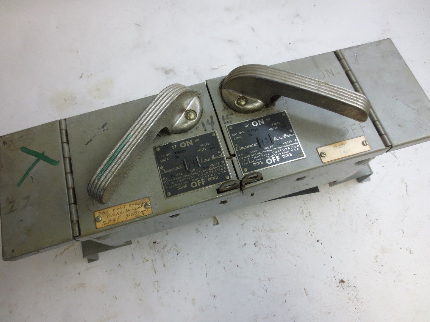 I-T-E V7B3211 VACU-MATIC TWIN PANELBOARD SWITCH - 240V, 30A, 3P