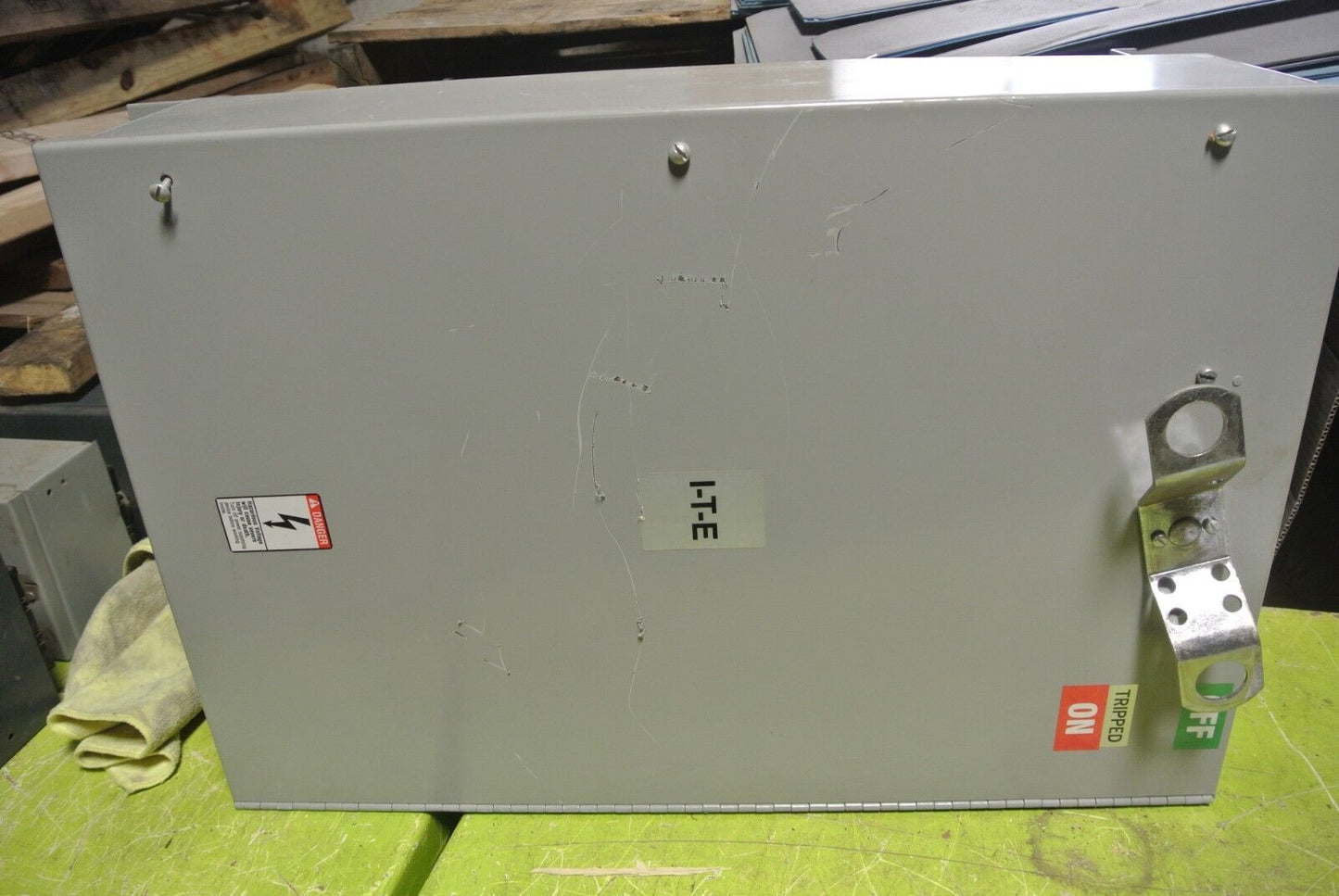 SIEMENS BDFW400 WELDER BUS PLUG w/ JXD63S400A BREAKER 600V, 400A, 3-PHASE, 3WIRE