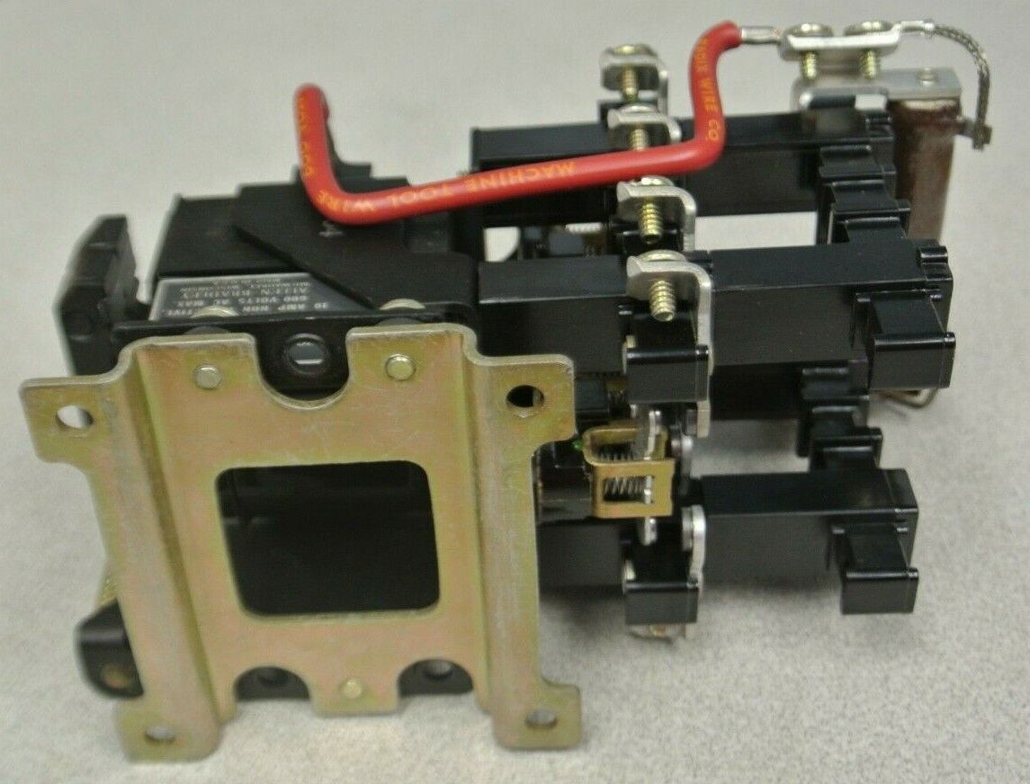 ALLEN-BRADLEY 700-BA300A1, Series A / RELAY / 3-POLE / N.O. / 120V / NEW SURPLUS