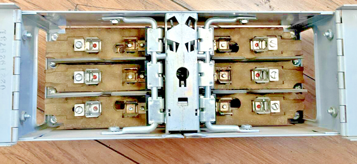 ITE SIEMENS V2B3211R VACU-BREAK PANELBOARD SWITCH SER.A 240V 30A 3POLE 3PH